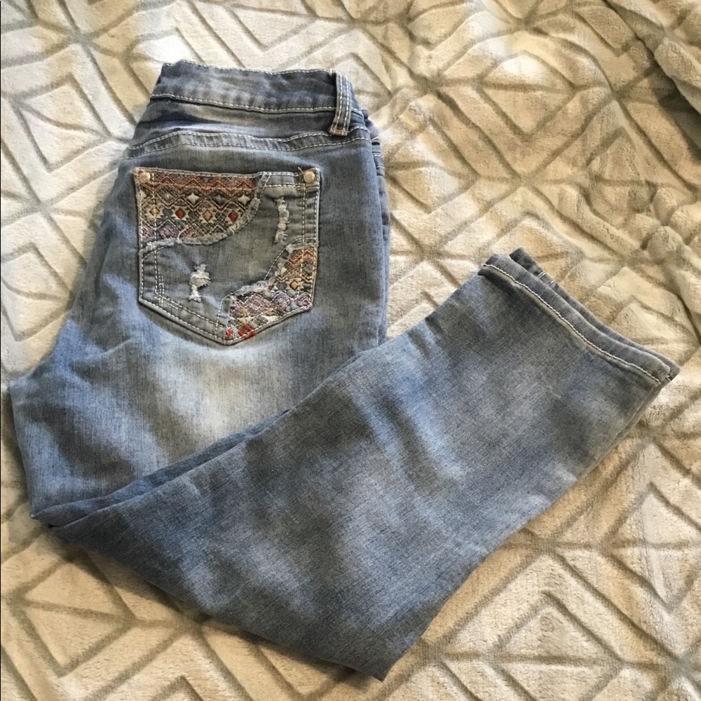 Capri Embroidered & Distressed Jeans